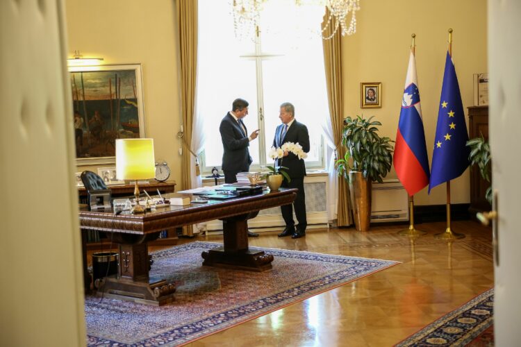 Keskustelua presidentti Pahorin työhuoneessa. Kuva: Matti Porre /Tasavallan presidentin kanslia