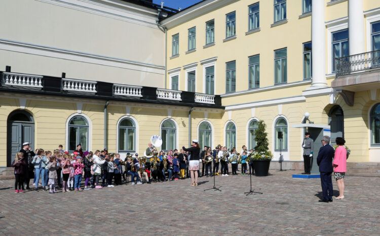 Puhallinorkesterit Windus I ja Tornado esittivät presidenttiparille kappaleet Menoks! ja Onnenpoika. Kuva: Riikka Hietajärvi/Tasavallan presidentin kanslia