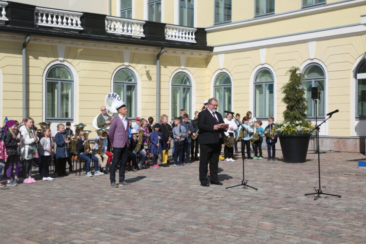 Suomen Työväen Musiikkiliiton varapuheenjohtaja Risto Lahden tervehdyssanat. Kuva: Riikka Hietajärvi/Tasavallan presidentin kanslia