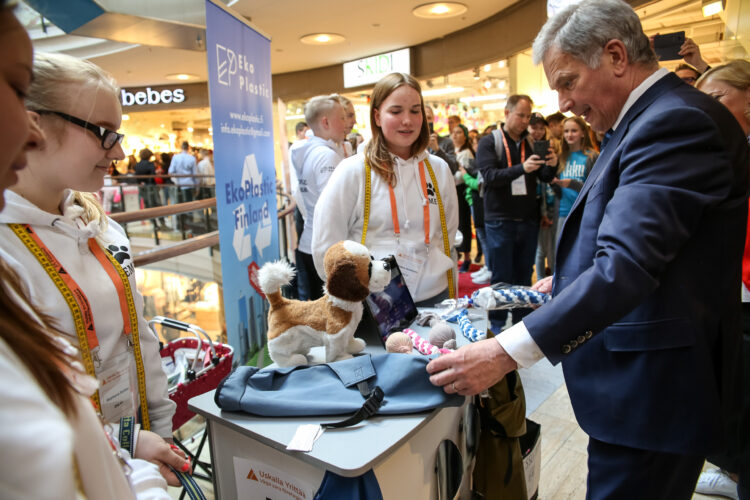 Presidentti Niinistö tutustui Uskalla Yrittää -kilpailun finalisteihin 8. toukokuuta 2019. Kuva: Matti Porre/Tasavallan presidentin kanslia 