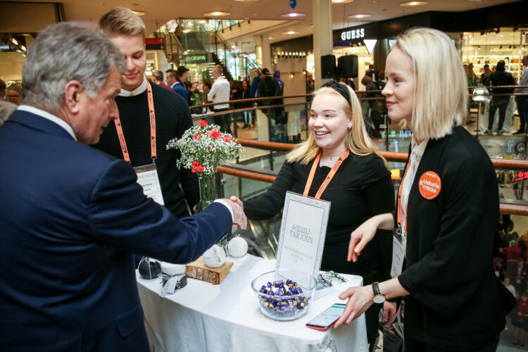 Presidentti Niinistö tutustui Uskalla Yrittää -kilpailun finalisteihin 8. toukokuuta 2019. Kuva: Matti Porre/Tasavallan presidentin kanslia 