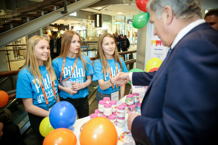 Presidentti Niinistö tutustui Uskalla Yrittää -kilpailun finalisteihin 8. toukokuuta 2019. Kuva: Matti Porre/Tasavallan presidentin kanslia 