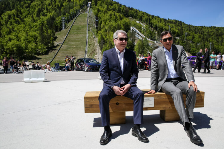 President Niinistö and President Pahor unveiled a Finnish-Slovenian bench of friendship in Planica. Photo: Matti Porre/Office of the Republic of Finland