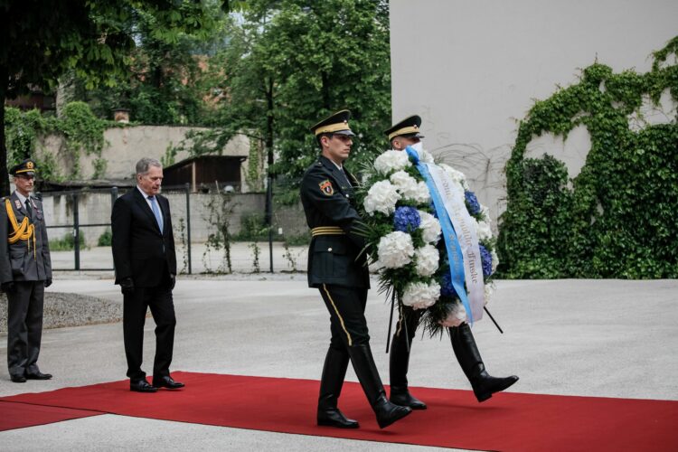 Presidentti Niinistö laski seppeleen sotien uhrien muistomerkille Ljubljanassa. Kuva: Matti Porre /Tasavallan presidentin kanslia