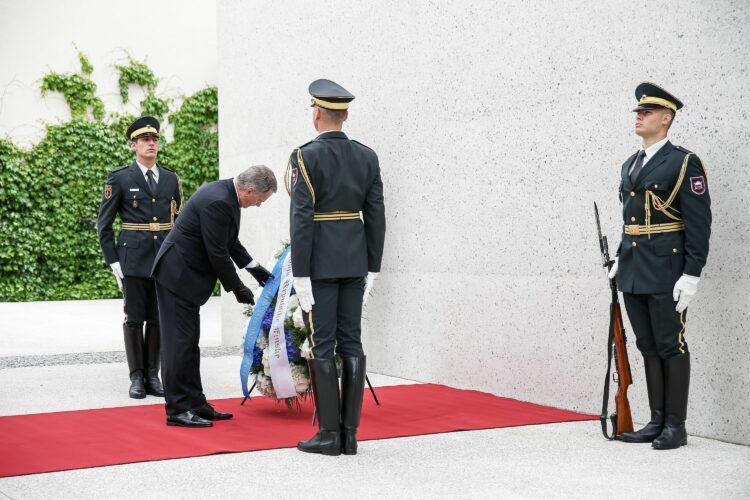 Presidentti Niinistö laski seppeleen sotien uhrien muistomerkille Ljubljanassa. Kuva: Matti Porre /Tasavallan presidentin kanslia