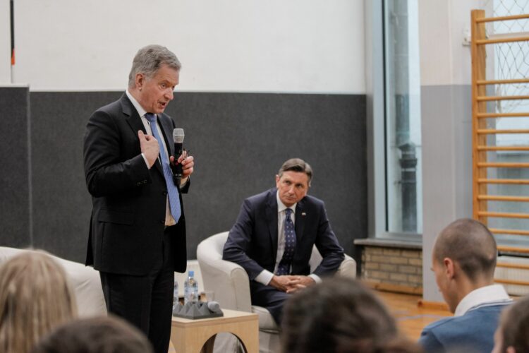 Presidentti Niinistö puhui paikallisille lukiolaisille ilmastonmuutosta käsittelevässä luentotilaisuudessa yhdessä presidentti Pahorin kanssa. Kuva: Matti Porre /Tasavallan presidentin kanslia