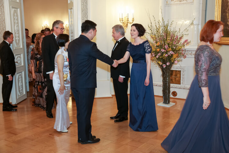 Tasavallan presidentti Sauli Niinistö ja rouva Jenni Haukio tarjosivat diplomaattipäivällisen Presidentinlinnassa torstaina 2. toukokuuta 2019. Kuva: Juhani Kandell/Tasavallan presidentin kanslia