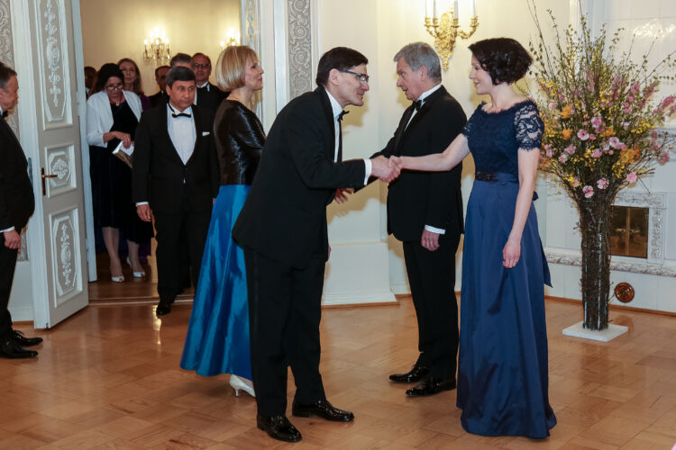 Tasavallan presidentti Sauli Niinistö ja rouva Jenni Haukio tarjosivat diplomaattipäivällisen Presidentinlinnassa torstaina 2. toukokuuta 2019. Kuva: Juhani Kandell/Tasavallan presidentin kanslia