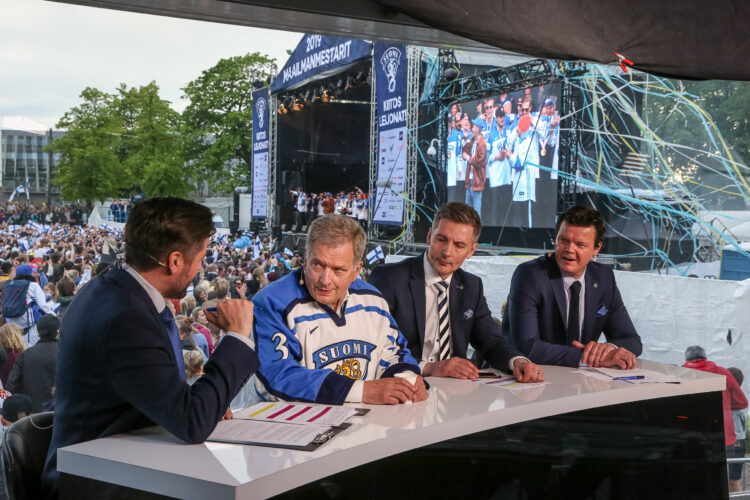 Presidentti Niinistö MTV:n haastattelussa Leijonien kultajuhlissa Kaisaniemessä 27.5.2019. Kuva: Matti Porre/Tasavallan presidentin kanslia