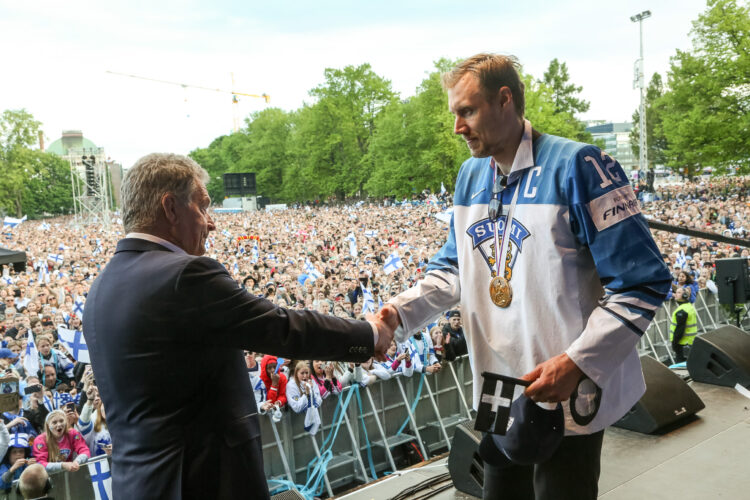 Presidentti Niinistö luovutti Suomalaisen Työn Liiton avainlipun kapteeni Marko Anttilalle. Leijonien kultajuhlat Kaisaniemessä 27.5.2019. Kuva: Matti Porre/Tasavallan presidentin kanslia