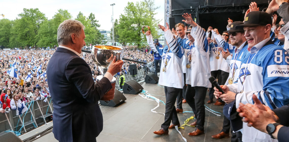 Presidentti Niinistö pitelee Leijonien mestaruuspokaalia kultajuhlissa Kaisaniemessä 27.5.2019. Kuva: Matti Porre/Tasavallan presidentin kanslia