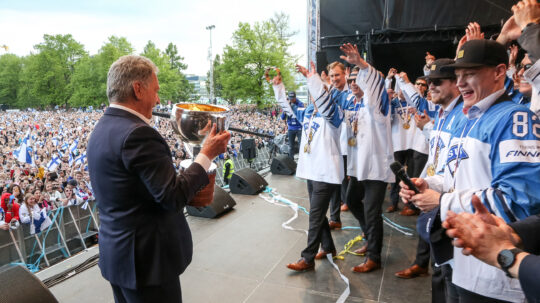 Presidentti Niinistö pitelee Leijonien mestaruuspokaalia kultajuhlissa Kaisaniemessä 27.5.2019. Kuva: Matti Porre/Tasavallan presidentin kanslia