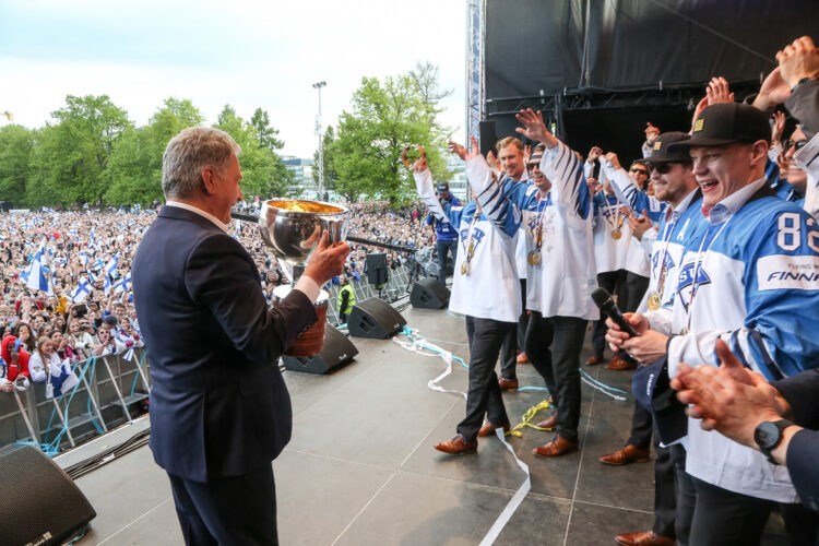 Presidentti Niinistö pitelee Leijonien mestaruuspokaalia kultajuhlissa Kaisaniemessä 27.5.2019. Kuva: Matti Porre/Tasavallan presidentin kanslia