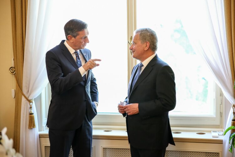 Keskustelua presidentti Pahorin työhuoneessa. Kuva: Matti Porre /Tasavallan presidentin kanslia