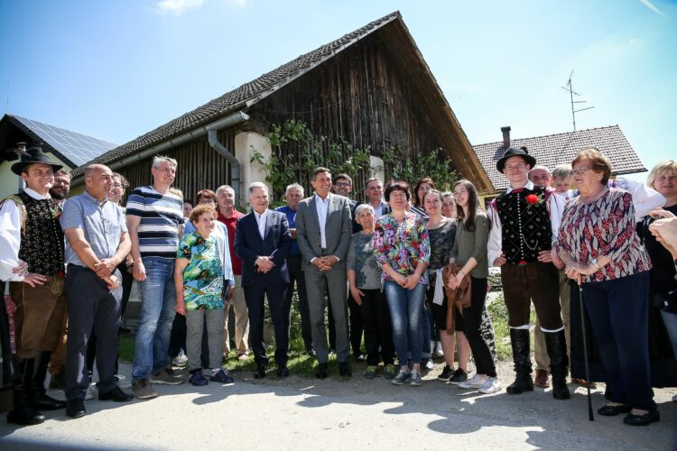 Presidentti Niinistö ja presidentti Pahor vierailulla Suha pri Predosljahin ekokylässä. Kuva: Matti Porre/Tasavallan presidentin kanslia