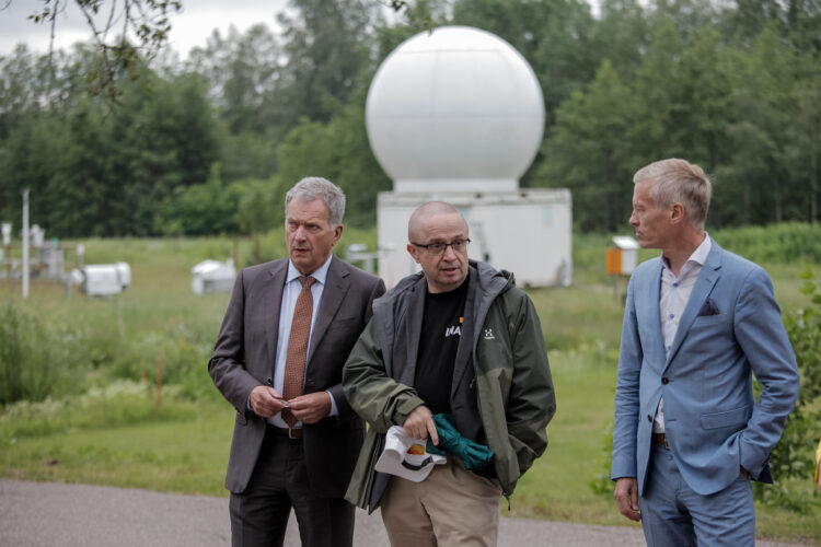 Akateemikko Markku Kulmala ja Helsingin yliopiston kansleri Kaarle Hämeri esittelivät Hyytiälän metsäasemaa. Kuva: Matti Porre/Tasavallan presidentin kanslia