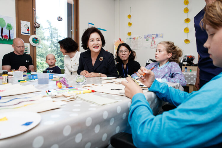 Rouva Kim Jung-sook tutustui Uuteen lastensairaalaan yhdessä rouva Jenni Haukion kanssa. Kuva: Roni Rekomaa/Tasavallan presidentin kanslia