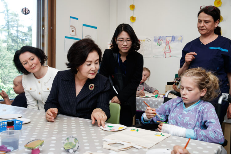 Rouva Kim Jung-sook tutustui Uuteen lastensairaalaan yhdessä rouva Jenni Haukion kanssa. Kuva: Roni Rekomaa/Tasavallan presidentin kanslia