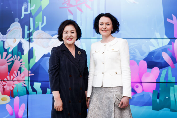 Rouva Kim Jung-sook tutustui Uuteen lastensairaalaan yhdessä rouva Jenni Haukion kanssa. Kuva: Roni Rekomaa/Tasavallan presidentin kanslia