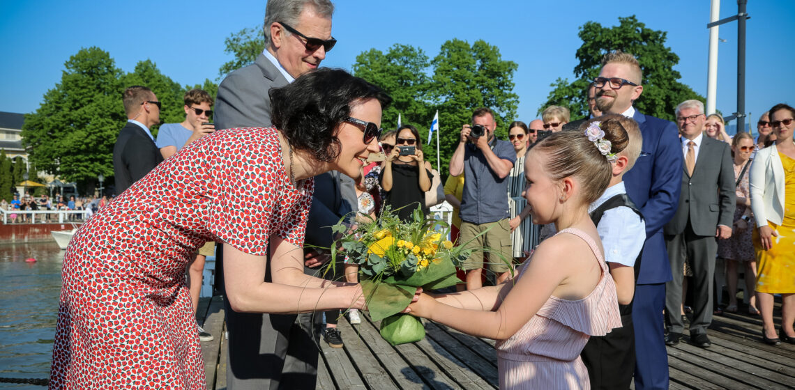 Merimaskun koulun oppilaat Lumi Mäki ja Jeremias Randell ojensivat kukkia rouva Haukiolle. Kuva: Katri Makkonen/Tasavallan presidentin kanslia