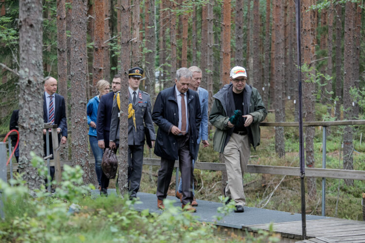 Presidentti Niinistö kiersi metsässä sijaitsevia mittauspisteitä akateemikko, akatemiaprofessori Markku Kulmalan johdolla. Kuva: Matti Porre/Tasavallan presidentin kanslia
