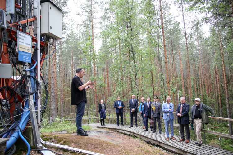 Meteorologian akatemiaprofessori Timo Vesala kertoi hiilinieluista. Kuva: Matti Porre/Tasavallan presidentin kanslia