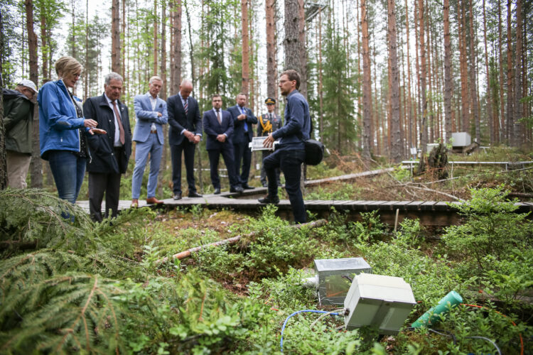 Tutkijatohtori Juho Aalto Hyytiälän metsäasemalta kertoo mittaustekniikasta (oik.). Kuva: Matti Porre/Tasavallan presidentin kanslia