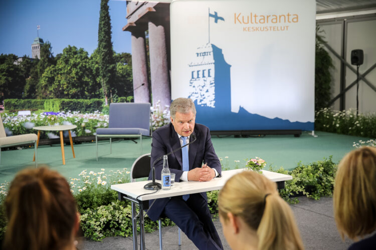
Presidentti Niinistö tapasi mediaa ennen Kultaranta-keskustelujen alkua 16. kesäkuuta 2019. Kuva: Juhani Kandell/Tasavallan presidentin kanslia
