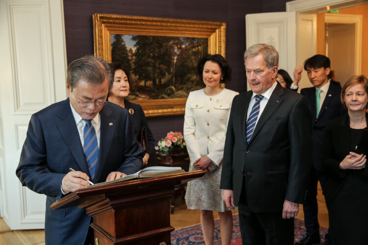 Presidentinlinnan vieraskirjan allekirjoitus. Kuva: Juhani Kandell/Tasavallan presidentin kanslia