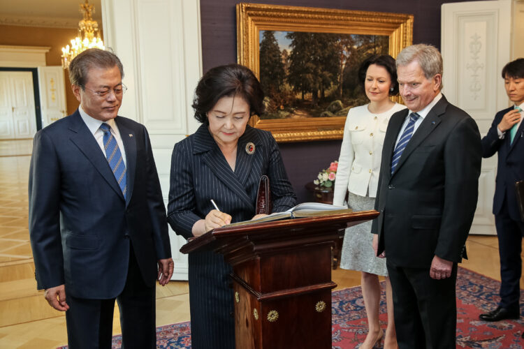 Presidentinlinnan vieraskirjan allekirjoitus. Kuva: Juhani Kandell/Tasavallan presidentin kanslia