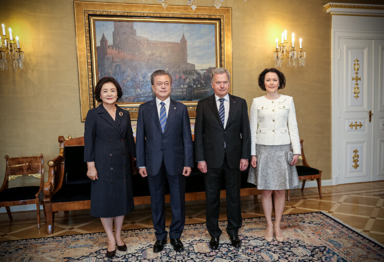 Rouva Kim Jung-sook, Korean tasavallan presidentti Moon Jae-in, tasavallan presidentti Sauli Niinistö ja rouva Jenni Haukio Linnan Keltaisessa Salissa. . Kuva: Juhani Kandell/Tasavallan presidentin kanslia