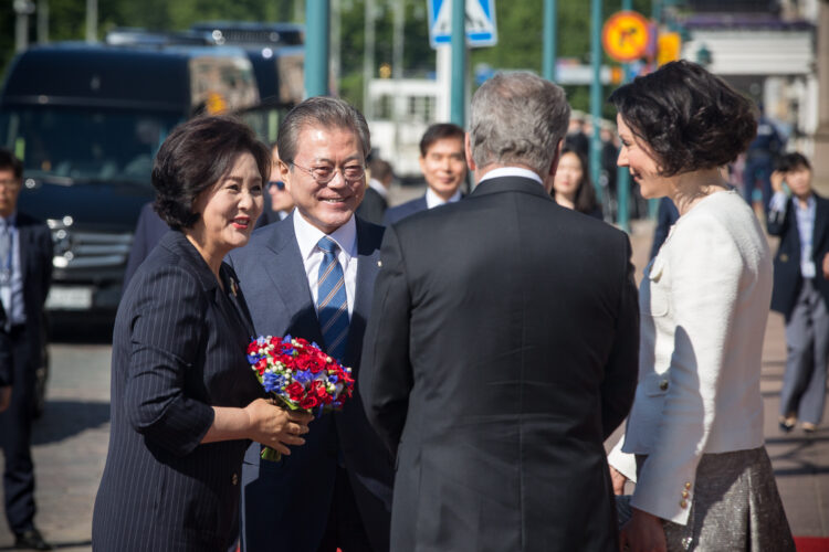 Presidentti Niinistö ja rouva Haukio vastaanottivat Korean tasavallan presidentin Moon Jae-inin ja rouva Kim Jung-sookin valtiovierailulle Suomeen. Kuva: Juhani Kandell/Tasavallan presidentin kanslia