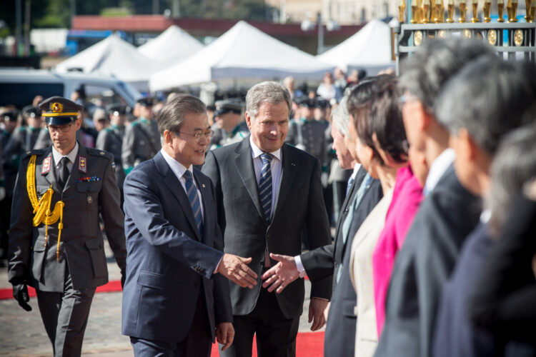 Korean delegaation tervehtiminen. Kuva: Juhani Kandell/Tasavallan presidentin kanslia