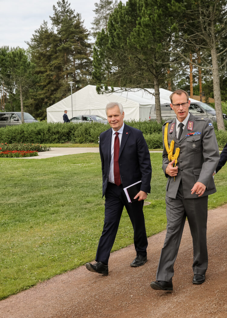 Aamukeskusteluun osallistunut pääministeri Antti Rinne saapui keskusteluteltalle.  Kuva: Juhani Kandell/Tasavallan presidentin kanslia