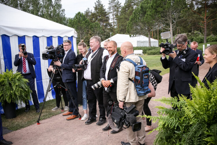 Median työskentelyä Kultarannassa. Kuva: Matti Porre/Tasavallan presidentin kanslia