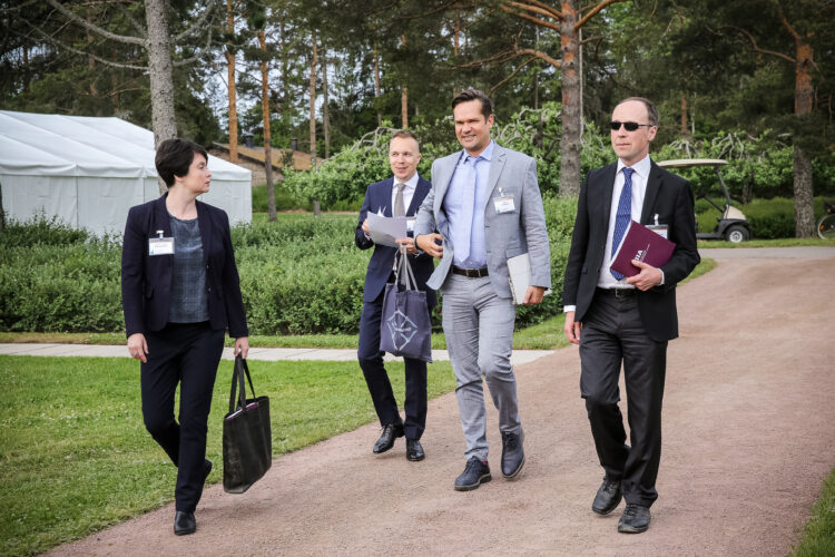 Aamukeskustelun panelistit Perussuomalaisten puheenjohtaja Jussi Halla-aho, Helsingin Sanomien Berliinin-kirjeenvaihtaja Anna-Liina Kauhanen ja Ulkopoliittisen instituutin ohjelmajohtaja Mika Aaltola sekä moderaattori toimittaja Olli Seuri saapuivat teltalle. Kuva: Juhani Kandell/Tasavallan presidentin kanslia