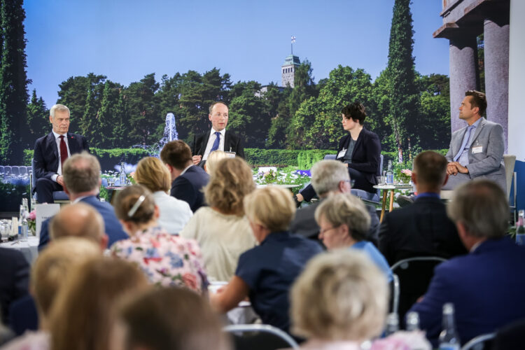 Panelisteina pääministeri Antti Rinne, Perussuomalaisten puheenjohtaja Jussi Halla-aho, Helsingin Sanomien Berliinin-kirjeenvaihtaja Anna-Liina Kauhanen ja Ulkopoliittisen instituutin ohjelmajohtaja Mika Aaltola. Moderaattorina toimittaja Olli Seuri. Kuva: Matti Porre/Tasavallan presidentin kanslia
