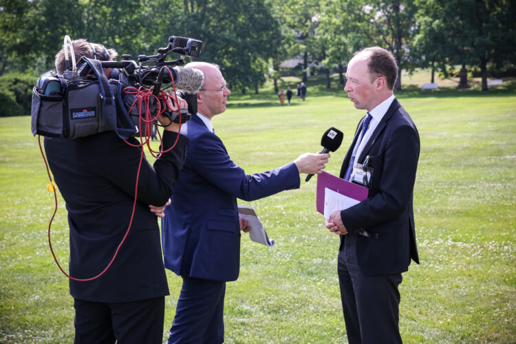 Median työskentelyä Kultarannassa. Kuva: Matti Porre/Tasavallan presidentin kanslia