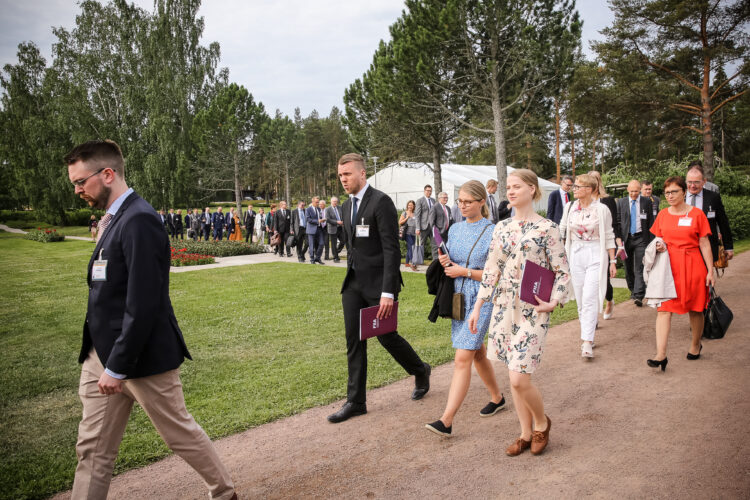 Vieraat saapumassa Kultarannan aamukeskusteluun maanantaina 17. kesäkuuta. Kuva: Juhani Kandell/Tasavallan presidentin kanslia