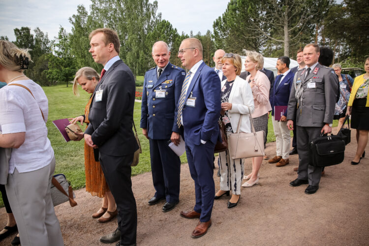 Vieraat saapumassa Kultarannan aamukeskusteluun maanantaina 17. kesäkuuta. Kuva: Juhani Kandell/Tasavallan presidentin kanslia