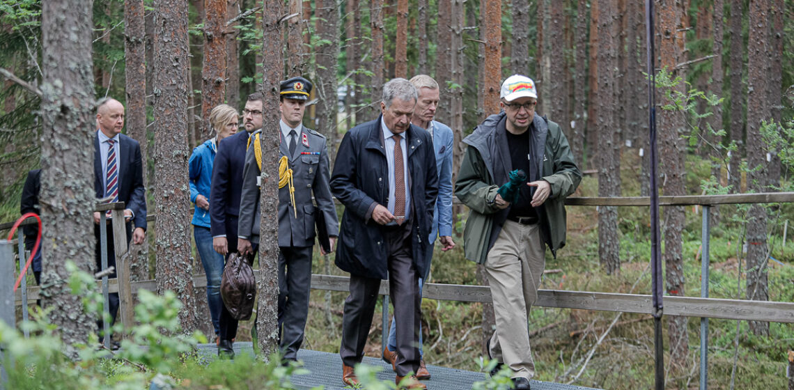 Hyytiälän metsäasemalla presidentti kiersi mittauspisteitä akateemikko, akatemiaprofessori Markku Kulmalan johdolla. Kuva: Matti Porre/Tasavallan presidentin kanslia