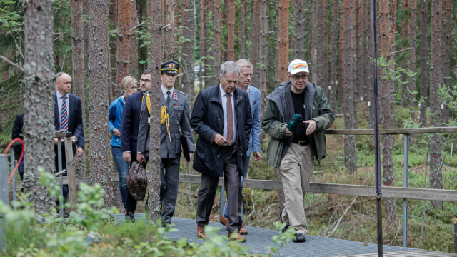 Hyytiälän metsäasemalla presidentti kiersi mittauspisteitä akateemikko, akatemiaprofessori Markku Kulmalan johdolla. Kuva: Matti Porre/Tasavallan presidentin kanslia