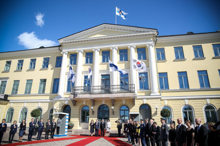 Presidentti Niinistö ja rouva Haukio vastaanottivat Korean tasavallan presidentin Moon Jae-inin ja rouva Kim Jung-sookin valtiovierailulle Suomeen. Kuva: Matti Porre/Tasavallan presidentin kanslia