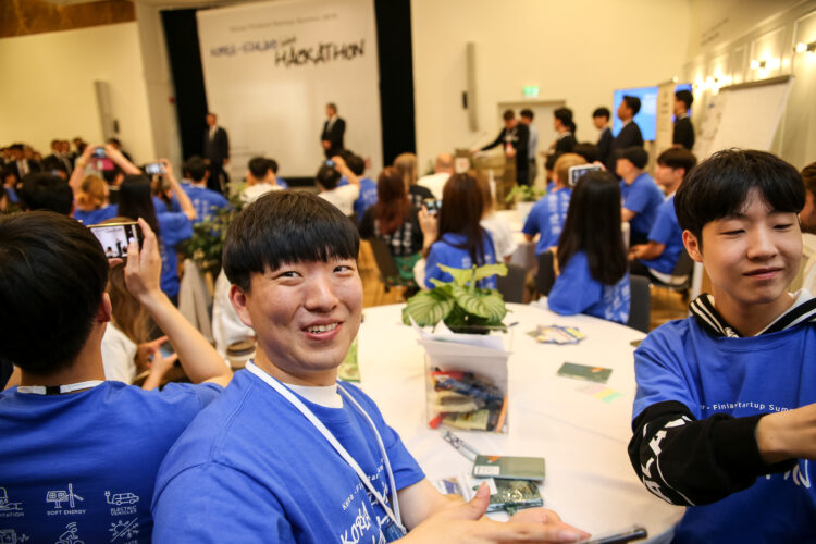 Presidentti Niinistö ja presidentti Moon käynnistivät Korea-Suomi hackaton-tapahtuman Startup Summitissa. Kuva: Matti Porre/Tasavallan presidentin kanslia