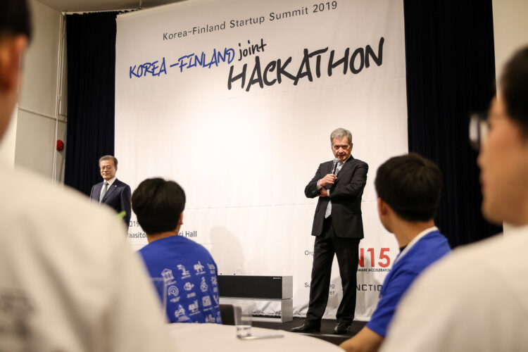 Presidentti Niinistö ja presidentti Moon käynnistivät Korea-Suomi hackaton-tapahtuman Startup Summitissa. Kuva: Matti Porre/Tasavallan presidentin kanslia