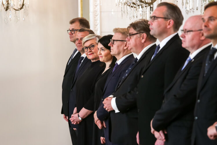 Tehtävänsä jättänyt pääministeri Juha Sipilän hallitus kävi jäähyväiskäynnillä Presidentinlinnassa 6. kesäkuuta 2019 ennen uutta hallitusta. Kuva: Matti Porre/Tasavallan presidentin kanslia