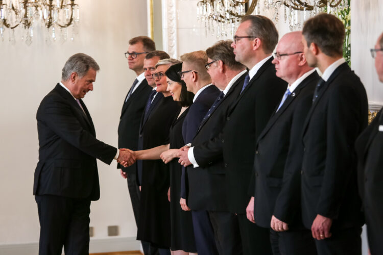 Tehtävänsä jättänyt pääministeri Juha Sipilän hallitus kävi jäähyväiskäynnillä Presidentinlinnassa 6. kesäkuuta 2019 ennen uutta hallitusta. Kuva: Matti Porre/Tasavallan presidentin kanslia