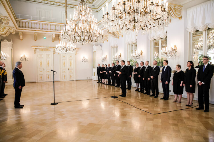 Tehtävänsä jättänyt pääministeri Juha Sipilän hallitus kävi jäähyväiskäynnillä Presidentinlinnassa 6. kesäkuuta 2019 ennen uutta hallitusta. Kuva: Matti Porre/Tasavallan presidentin kanslia