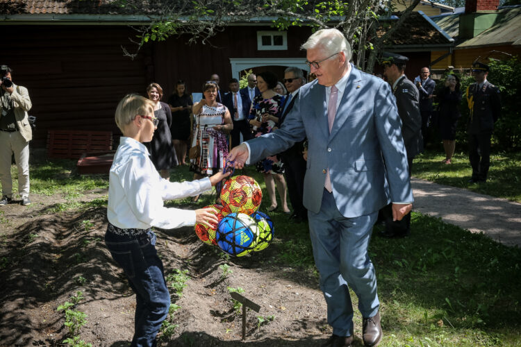 Presidentti Steinmeier lahjoittaa jalkapalloja ahkerille maanviljelijöille. Kuparivuoren koulun oppilaat ovat istuttaneet kesäksi perunoita museon takapihalle.  Kuva: Juhani Kandell/Tasavallan presidentin kanslia