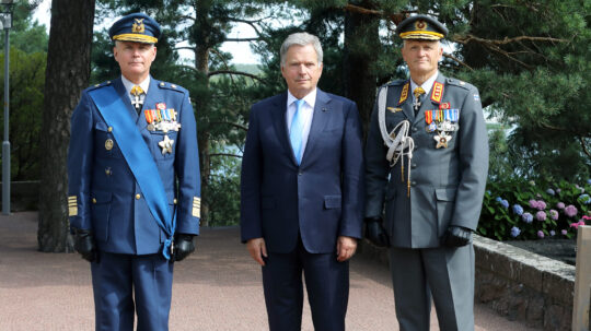 Tasavallan presidentti Sauli Niinistö vastaanotti puolustusvoimain väistyvän komentajan kenraali Jarmo Lindbergin ja tulevan komentajan kenraaliluutnantti Timo Kivisen ilmoittautumiskäynnille Kultarantaan. Kuva: Juhani Kandell/Tasavallan presidentin kanslia